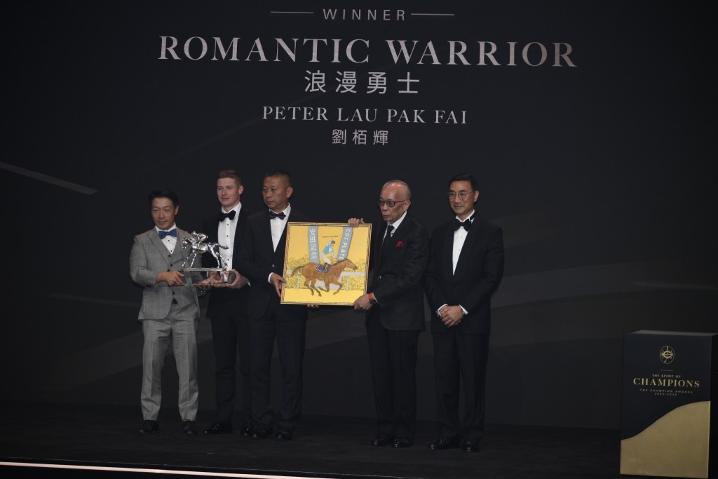 「浪漫勇士」首膺香港马王，马主刘栢辉上台领奖。