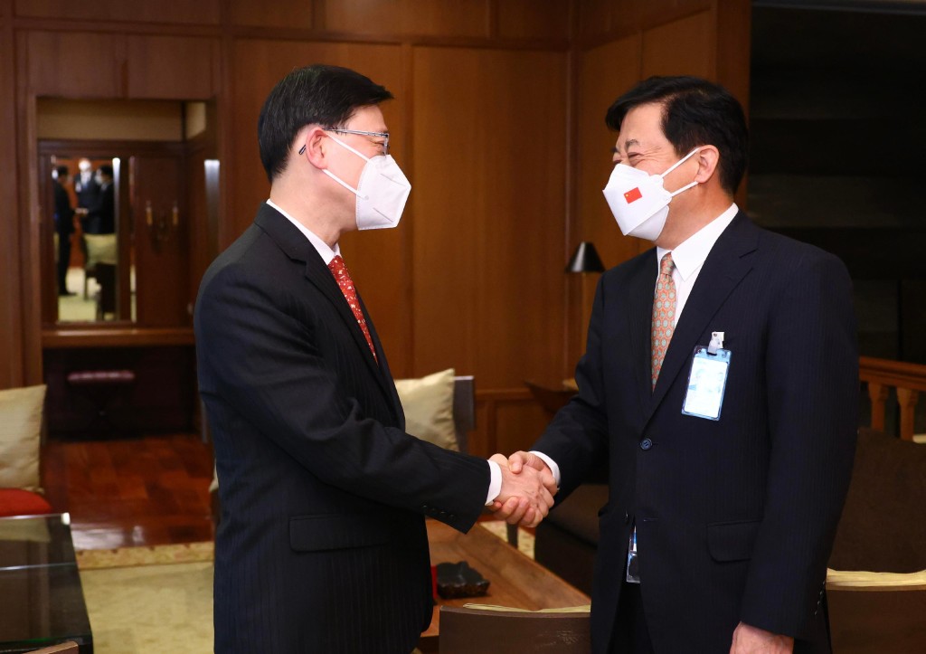 李家超與中國駐泰國特命全權大使韓志強（右）會面。