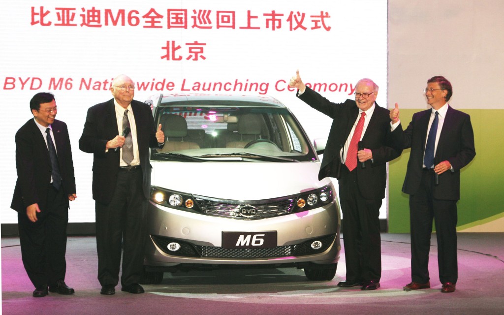 2010年比亞迪新車上市儀式中，巴菲特（右二）與投資夥伴芒格（右三）及微軟創辦人比爾蓋茨（右一）出席撐場。
