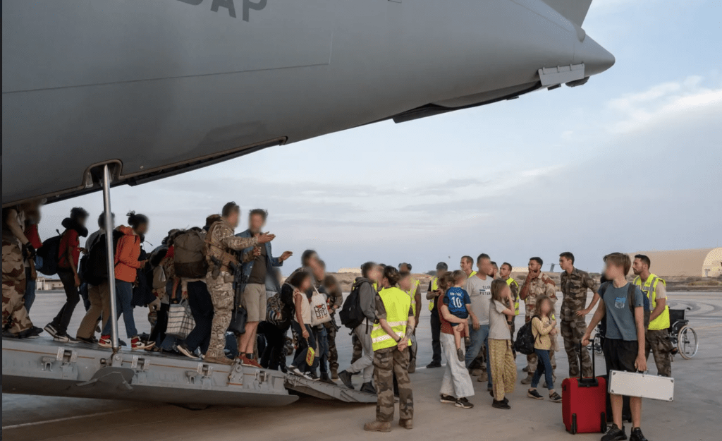 法国以军机接载使馆人员反家属撤离苏丹。路透社