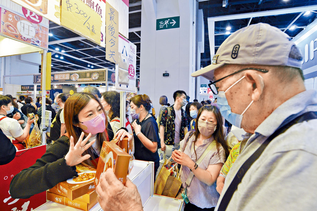 美食展最後一日，展商減價，市民最後衝刺掃貨。