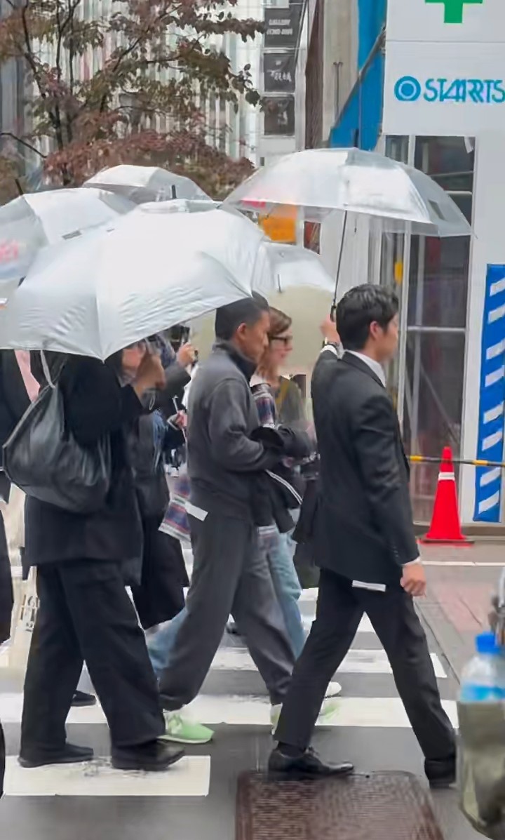 当时天气下着毛毛细雨，梁朝伟身边有5个人为他打伞，目击网民直呼：「好大阵仗！」