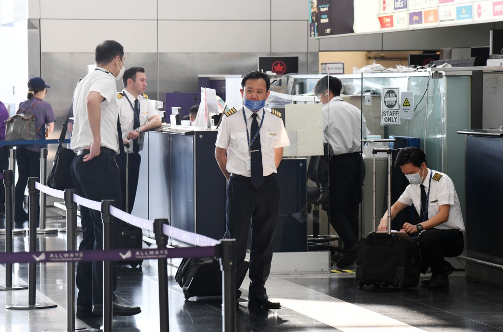 有业内人士向记者透露，长假期的航班数量大增，但机师及空中服务员人手不足，变相令航班出现调动次数更频繁。