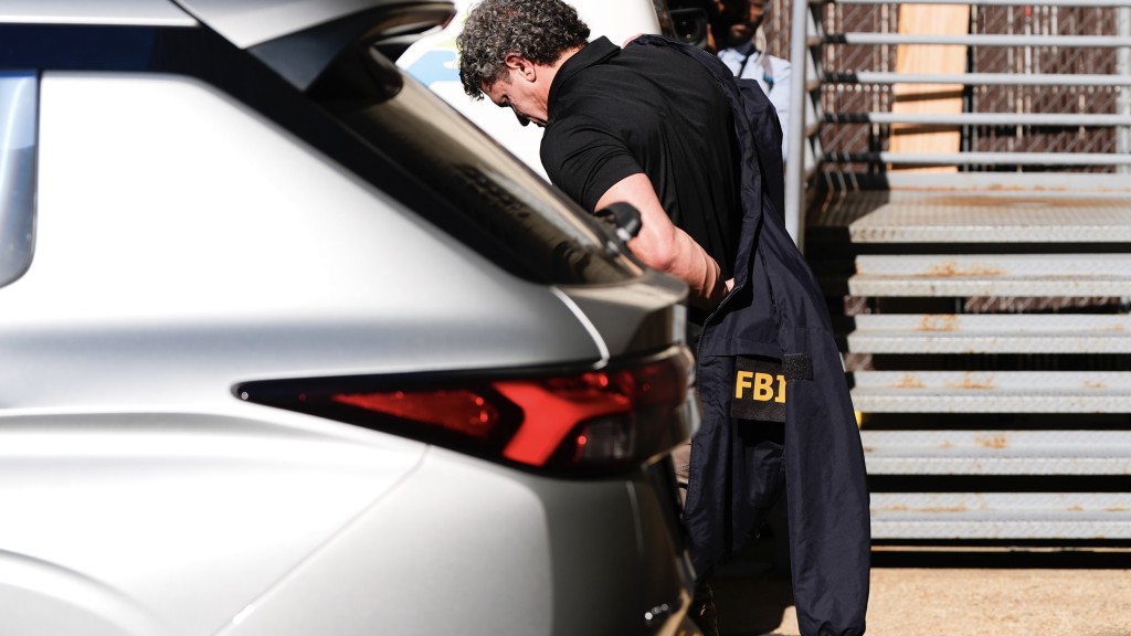 FBI特工搜查博爾頓的辦公室。 美聯社 FBI特工搜查博爾頓的辦公室。 美聯社