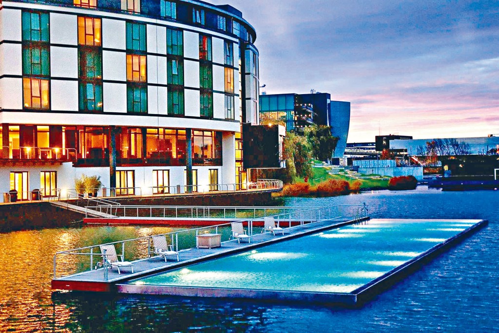 禾夫斯堡入住五星级丽思卡尔顿酒店集训。