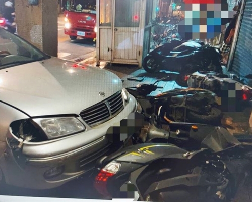 涉事私家車撞毀7輛機車。網圖