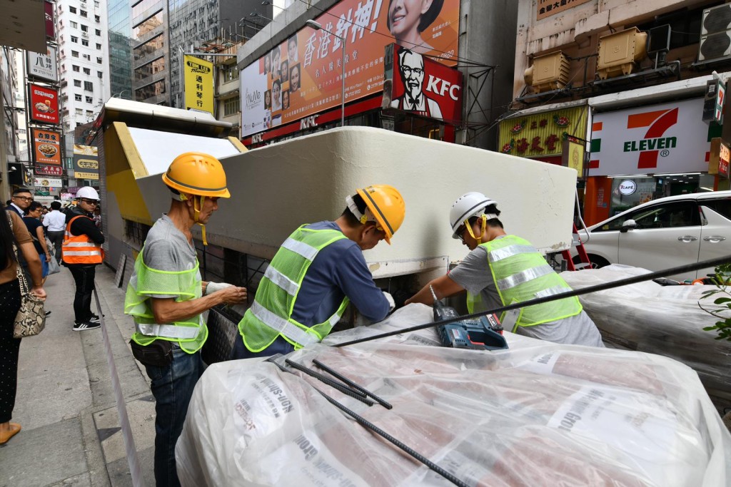 港鐵尖沙嘴站外工人正進行加固及維修工程。
