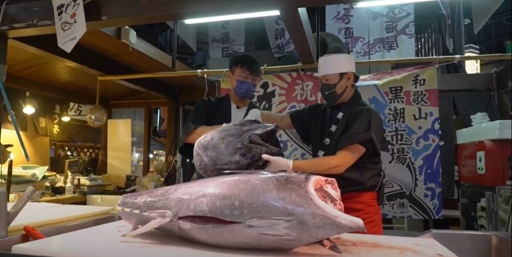 坤哥化身「吞拿魚解體」show小助手。
