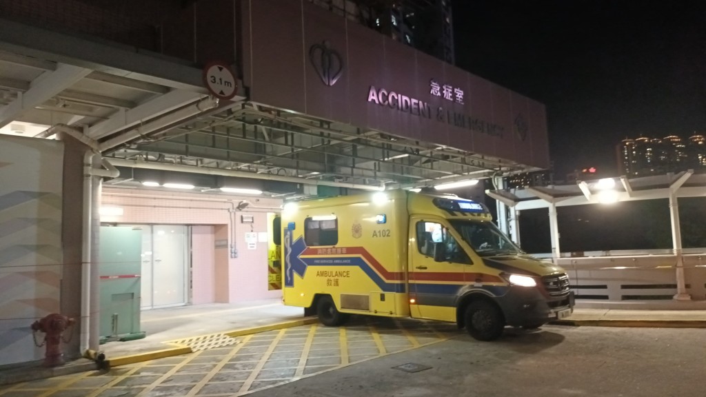 女子昏迷送往律敦治醫院搶救。黃文威攝 女子昏迷送往律敦治醫院搶救。黃文威攝