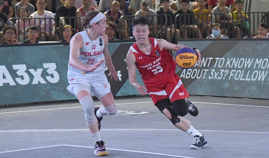 FIBA 3x3 篮球巴黎奥运资格赛，香港女子队恶斗波兰，李芷均突破。 吴家祺摄