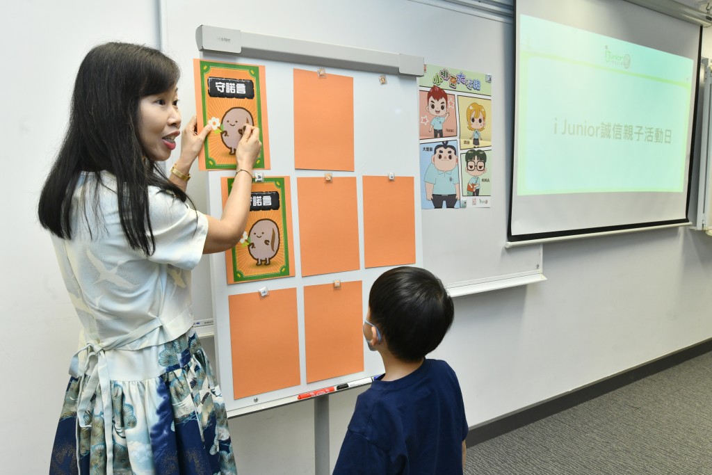 小朋友參與「小啡豆大任務」過關玩遊戲，益智又好玩，輕鬆過關。