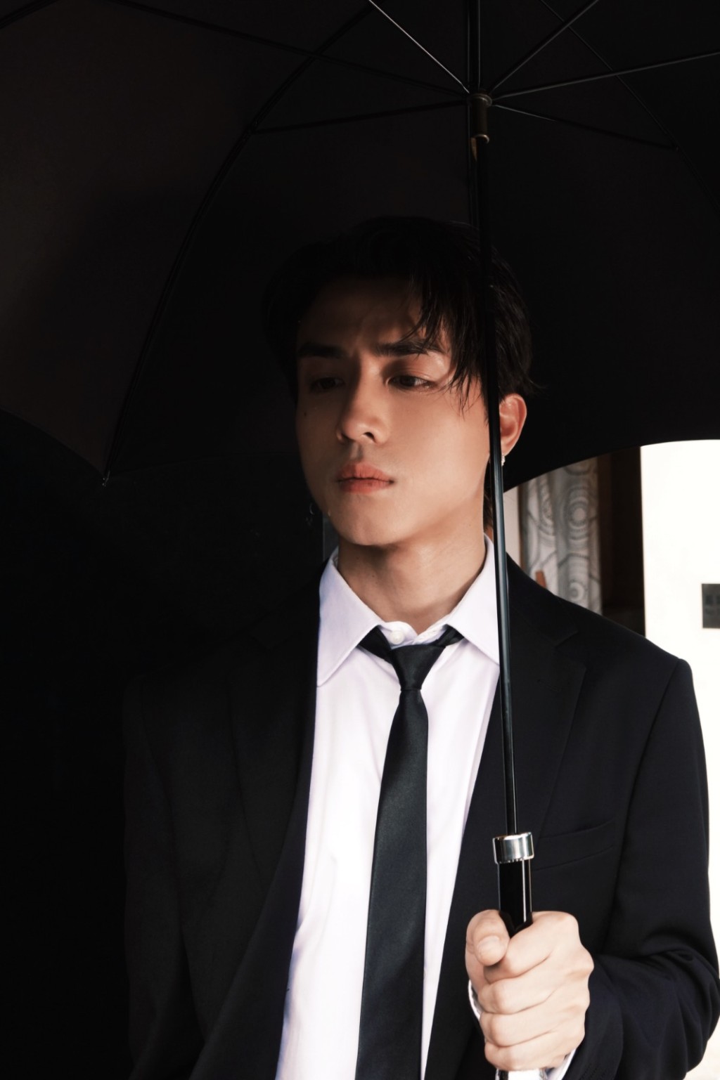 《心死了幾百次》MV中,AK出席自己的喪禮。 《心死了幾百次》MV中,AK出席自己的喪禮。
