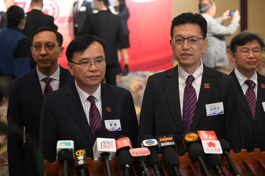 吴秋北（右）表示工联会将积极参与地区行政改革后的区议会选举。何健勇摄