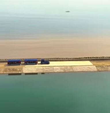 江蘇南通啟東市黃金海灘景區，一輛載有17人的觀光小火車18日遭強風吹落海致4人遇難。示意圖。抖音