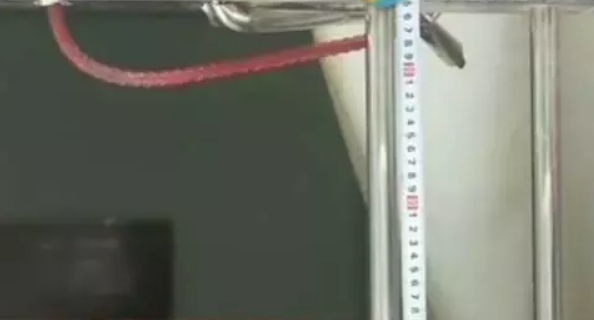 院子围栏有被挠开的痕迹。