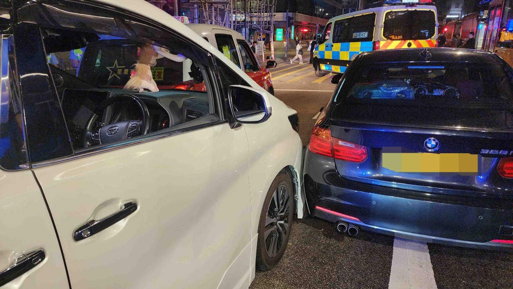 旺角男司機遇截查棄車逃走 七人車溜前再撞兩車。黎志偉攝