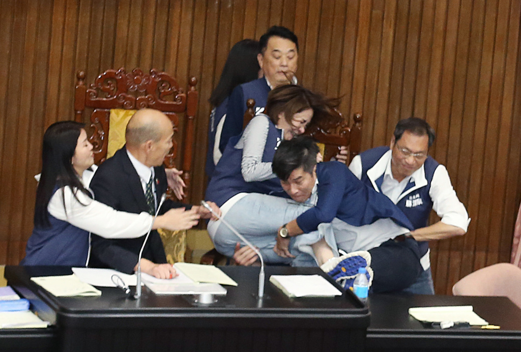 台立法院「武鬥」，男女議員抱一起摔跤。中時新聞網