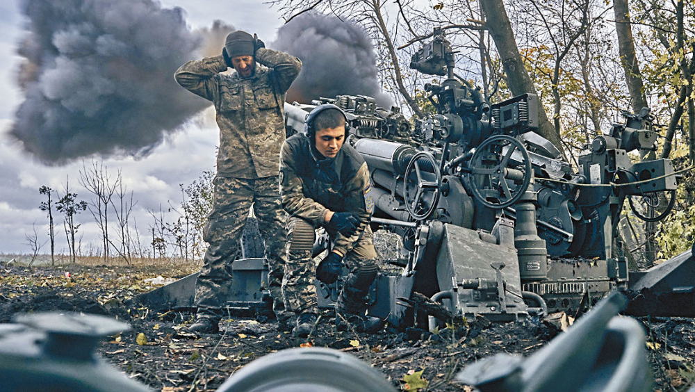 烏兵周日在頓涅茨克以美國供應的M777榴彈炮,向俄軍射擊。