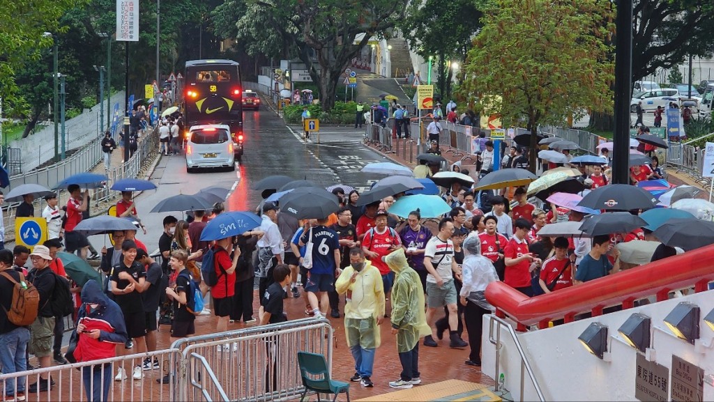 多名球迷冒雨到大球場支持。黃文威攝 多名球迷冒雨到大球場支持。黃文威攝
