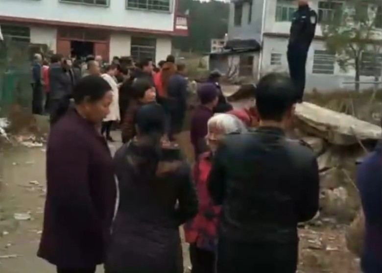 村民圍觀。網圖