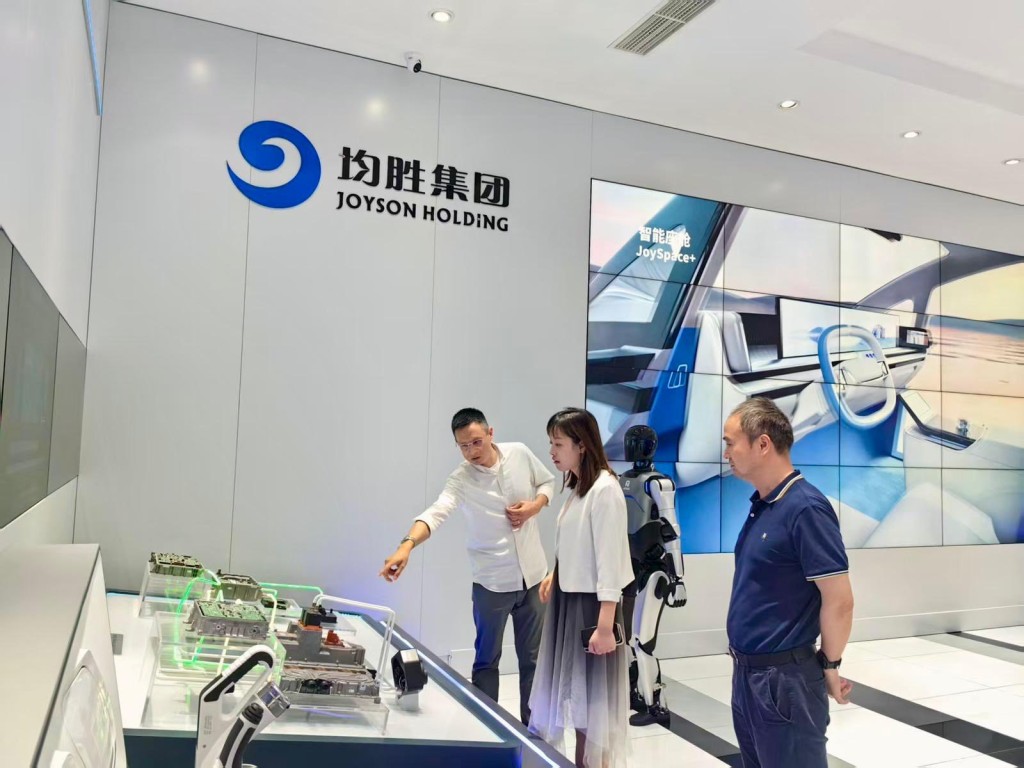 張曼莉參觀寧波均勝電子股份有限公司，並聽取該企業代表介紹研發和製造智能座艙、智能網聯、智能駕駛、新能源管理和汽車安全系統的最新發展。