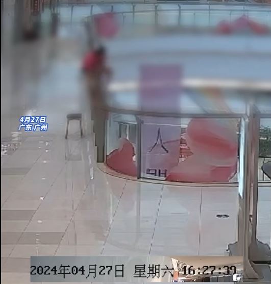 女子李某跨過商場護欄由5樓跳下死亡。