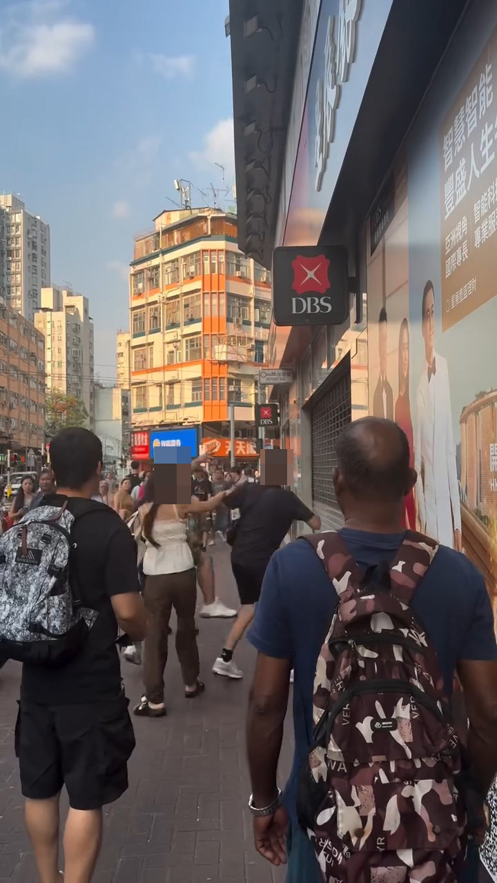 5名男女在元朗大棠路街頭打架。網上片段截圖 5名男女在元朗大棠路街頭打架。網上片段截圖
