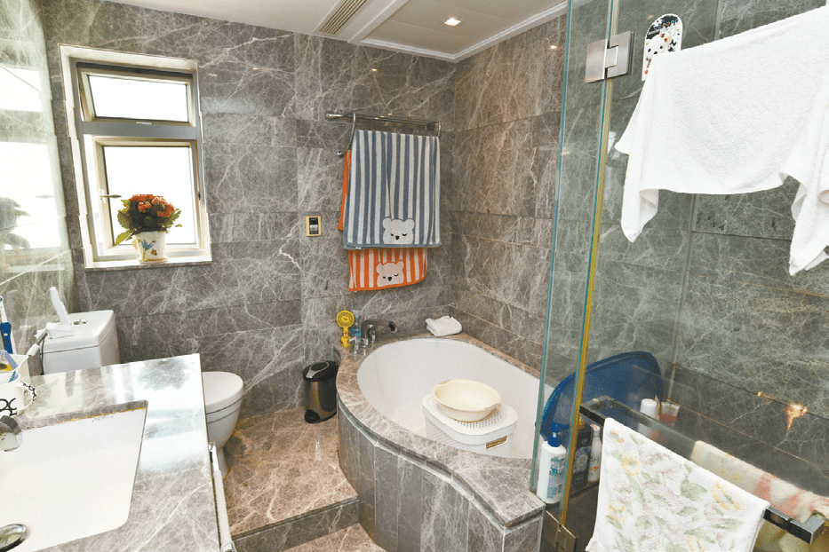 主人房浴室內連雙洗滌盆、橢圓形浴缸及淋浴間。