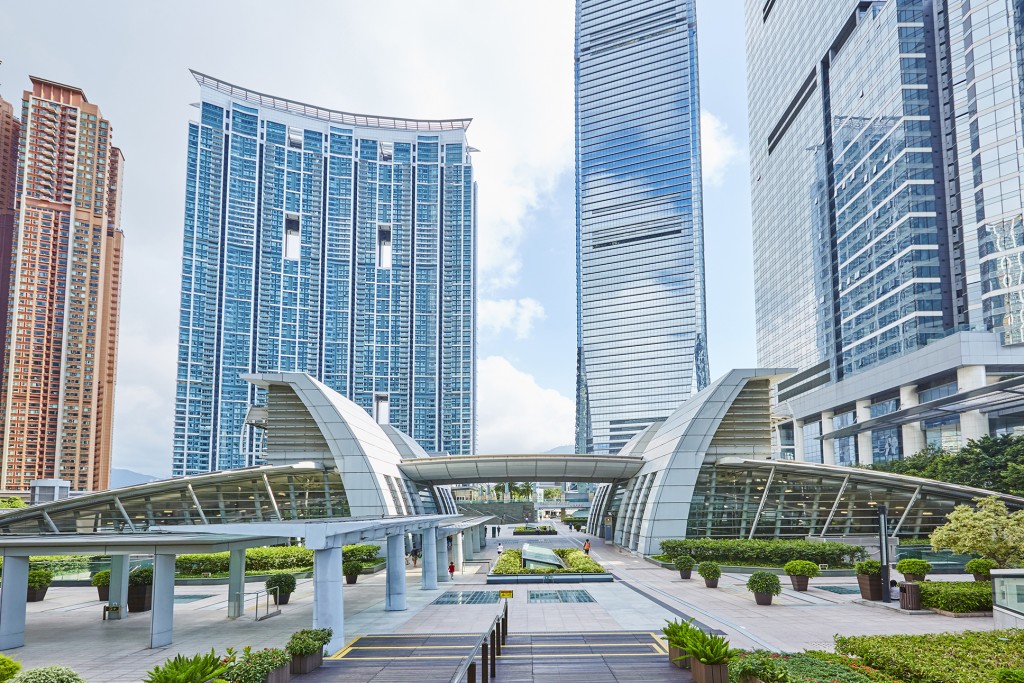 香港置業九龍站尖沙咀營業董事馬步成補充，單計九龍站7月份租務成交比6月份增加約35%，外籍租客比例由一年前的1至2成顯著升至現時3至4成。
