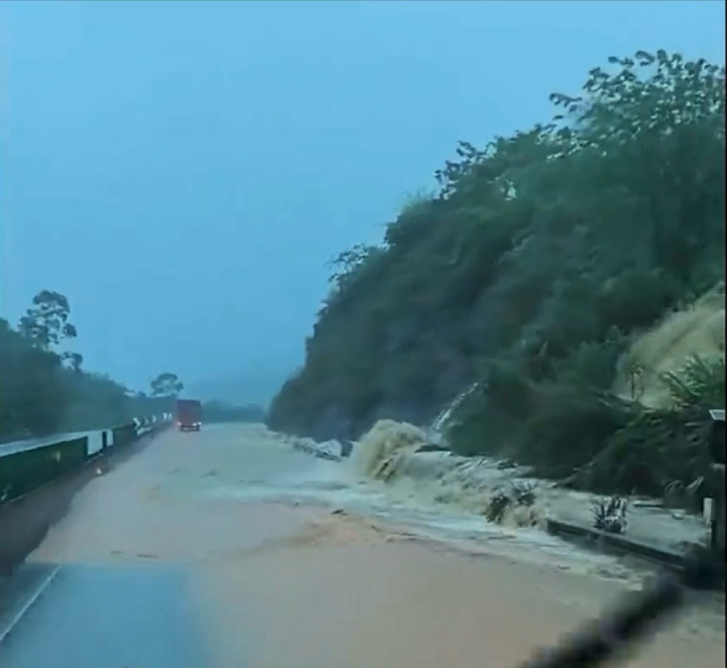 洪水涌入高速公路。