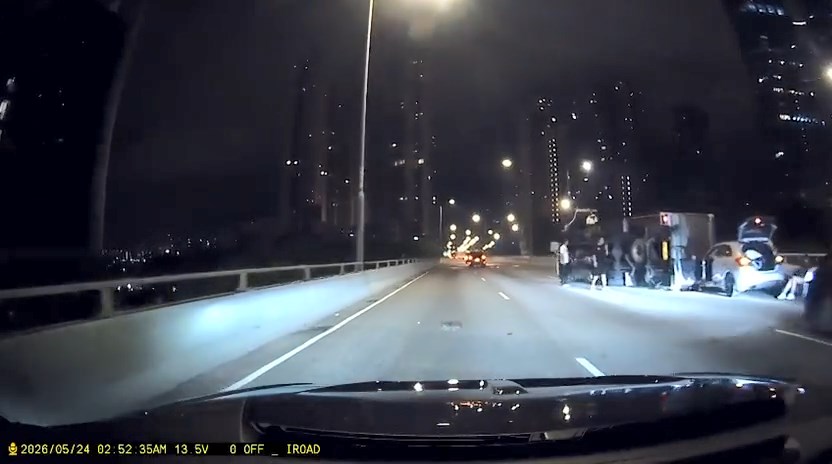 一輛私家車高速於荃灣路高速狂飆,其間扭軚切線撞翻貨車。 一輛私家車高速於荃灣路高速狂飆,其間扭軚切線撞翻貨車。