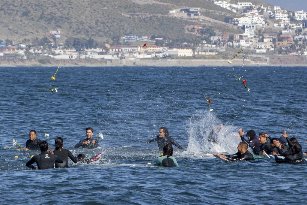 墨西哥冲浪者悼念3名死者。美联社