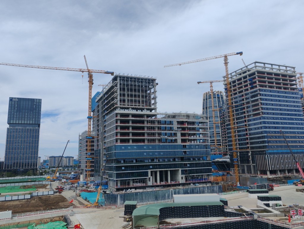 兩個首批疏解到雄安的央企總部已經建成。楊浚源攝 兩個首批疏解到雄安的央企總部已經建成。楊浚源攝
