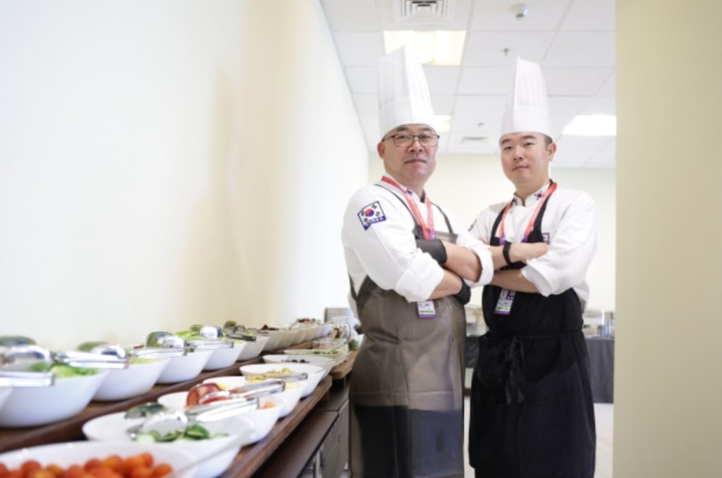 南韩随军主厨金亨彩（左）和申东一。南韩足总图片