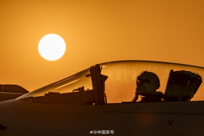 中國軍方再公開「殲-10C」訓練圖。 中國軍方再公開「殲-10C」訓練圖。