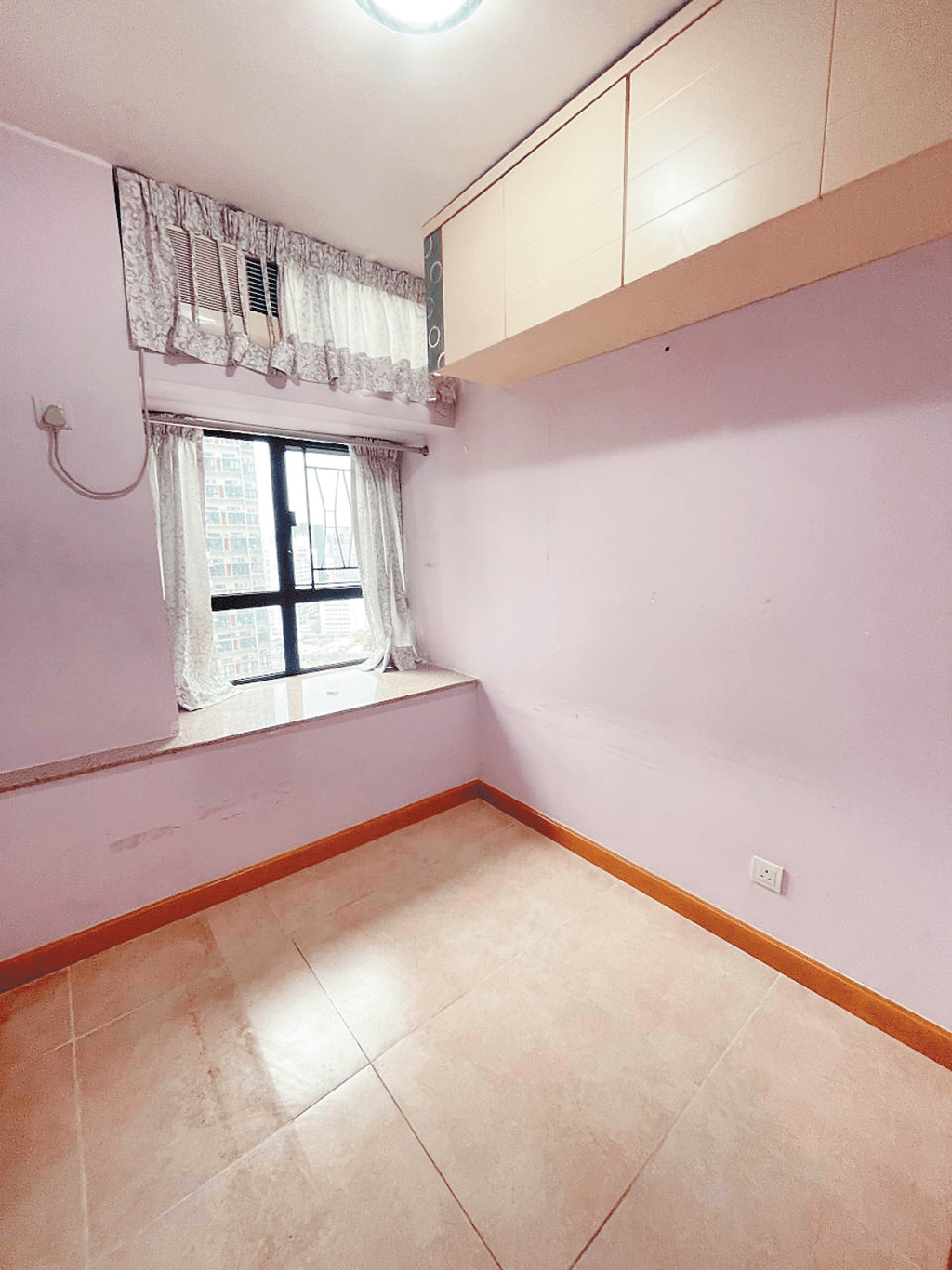 另一房間採用粉紅色作牆身，有吊櫃可作藏書之用。