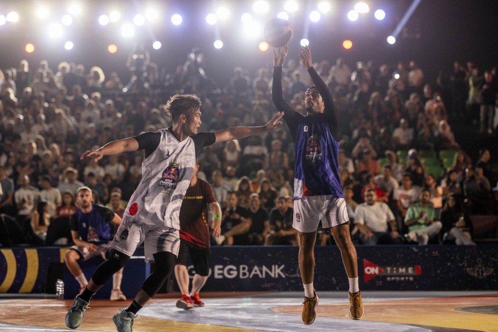 意大利Not x Bolo by Night的球員(藍衫) 在「Red Bull Half Court三人籃球賽」世界總決賽對日本Beefman的決賽中跳射。公關提供圖片