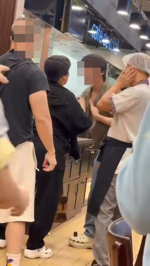 經過一輪擾攘,中年漢最終放開青年。fb「我們都是在秀茂坪長大的」片段截圖 經過一輪擾攘,中年漢最終放開青年。fb「我們都是在秀茂坪長大的」片段截圖