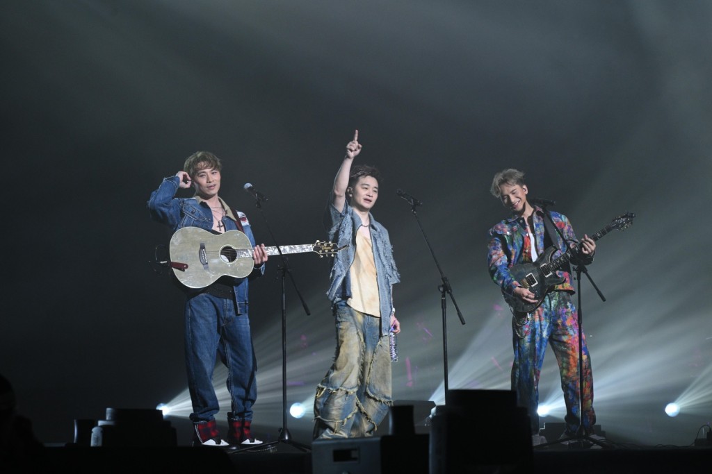 譚輝智聯同黃劍文、周吉佩大玩Rock n Roll,唱出《到此為止》及《長相廝守》。 譚輝智聯同黃劍文、周吉佩大玩Rock n Roll,唱出《到此為止》及《長相廝守》。