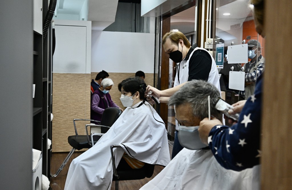理发店及发型屋将改为被动查核疫苗通行证。资料图片