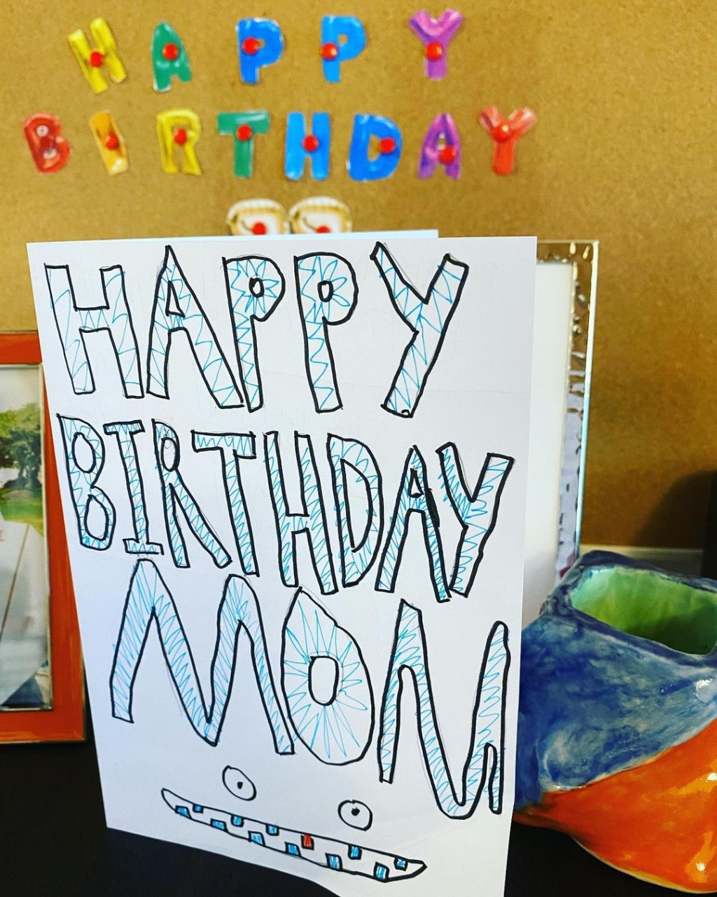 这张生日卡应该是孖仔李长亨、李长轩画畀妈咪的。