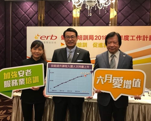 梁永祥(中)指出申請者必須已修讀基礎課程,或為現職護理員,方可入讀「護理員進階訓練證書」課程;吳國強(右)。