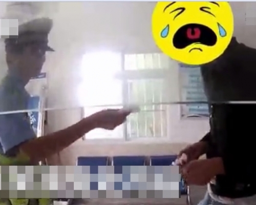 李男因高速公路來往飛馳的汽車,嚇到心驚膽戰,遇上警員後竟失聲痛哭。(網圖)