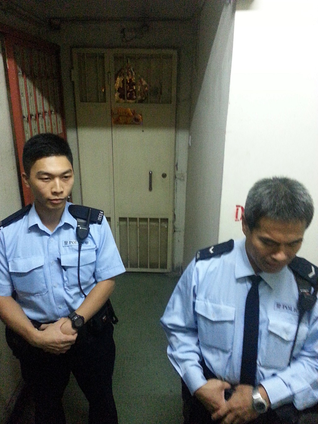 警員在事主寓所把守。