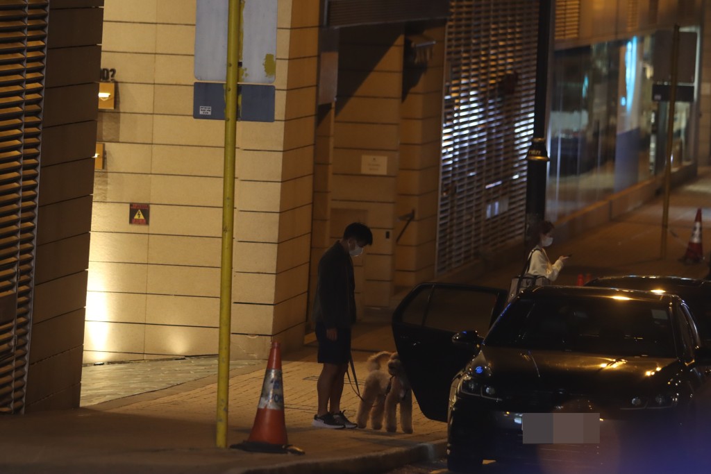 上車前，Cass行埋一邊唔知做乜，林海峰等埋老婆先上車。