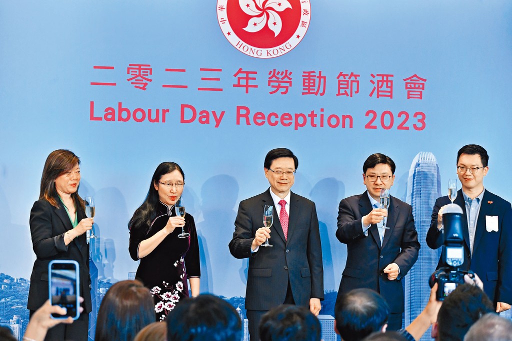 李家超昨在勞動節酒會上宣布，取消強積金對沖。