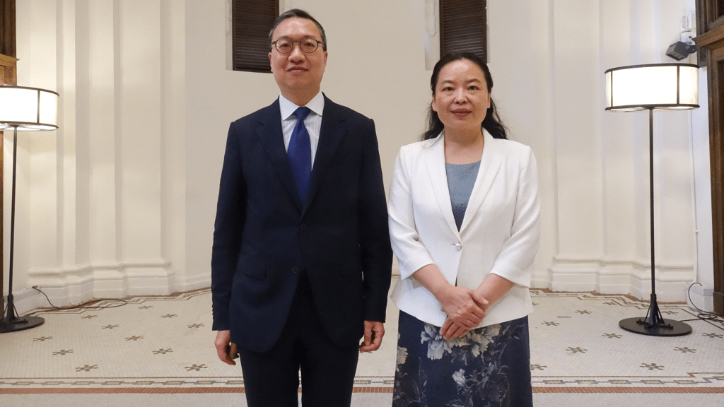 律政司司長林定國(左)與廣東省委常委、政法委書記袁古潔(右)會面。林定國fb