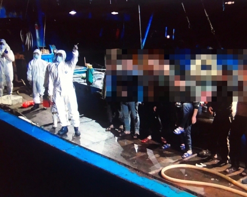 船上12人及涉事漁船被帶回調查。網圖