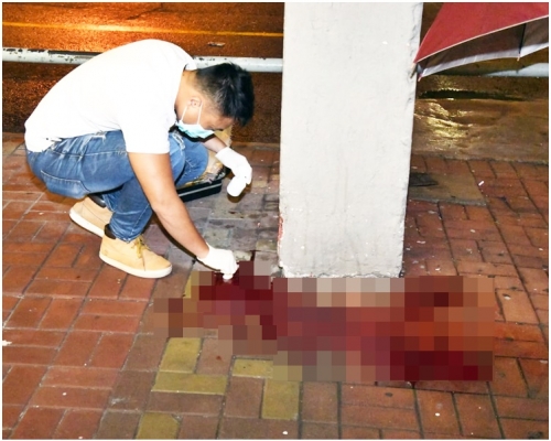 現場遺下大灘血跡。