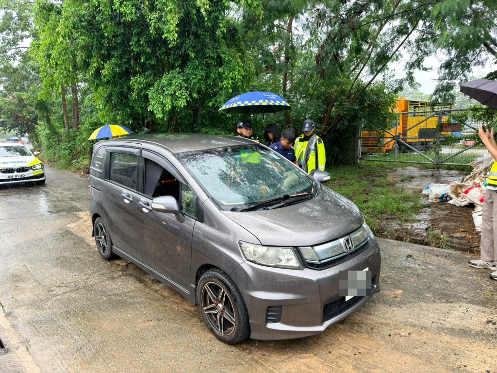 私家車行車不穩被截查。 私家車行車不穩被截查。